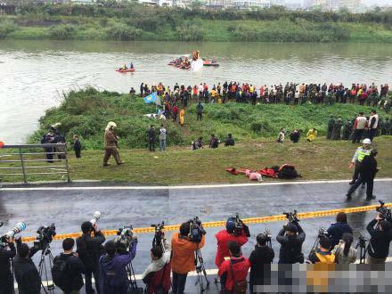 臺灣航班墜河致10人遇難 31名大陸游客名單曝光