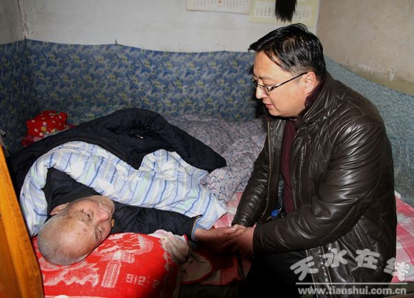 縣委常委、組織部長周濟(jì)深入城區(qū)和鄉(xiāng)鎮(zhèn)開展節(jié)前走訪慰問活動.jpg