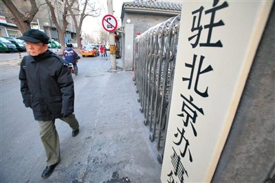 2010年1月,國辦發文明確,縣級駐京辦及地方政府職能部門駐京辦一律撤銷。昨日,《關于清理規范駐省會城市辦事機構的指導意見》指出,各地將撤銷縣級政府駐本省省會城市辦事機構。有專家表示,全面清理地方駐省辦是清理駐京辦的延續。 新京報資料圖片