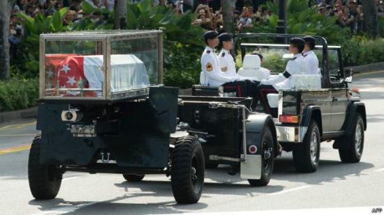 原文配圖:李光耀靈柩搭載在炮車(chē)上。