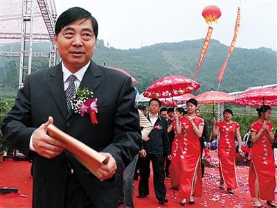 2008年9月26日上午,時任昆明市委書記的仇和參加中國最大珠寶城建設的奠基儀式,該項目投資28億人民幣。圖/CFP