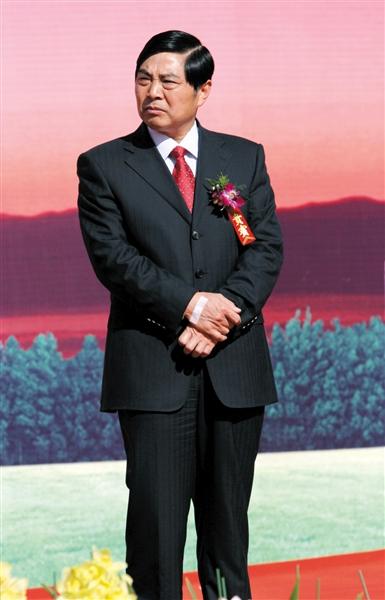 2008年12月27日,昆明,時任昆明市委書記的仇和參加一次活動典禮,手上貼著打吊針用的醫用膠布。圖/CFP