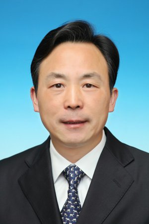 新京報快訊(記者林斐然 實習生張智)今日下午,有微博網友爆料稱,中午12時許,一男子從高達108米的江蘇宜興市龍背山森林公園文峰塔跳下。18時許,宜興市公安局官方微博稱,跳塔男子經搶救無效死亡,死者系無錫市委副書記蔣洪亮,患有抑郁癥。