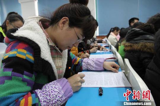 圖為老師在師德承諾書上簽字。 劉玉桃 攝