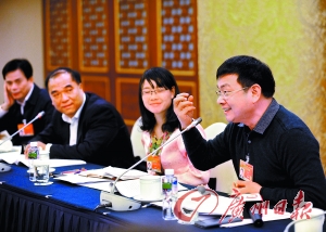 抗生素話題引起與會代表熱議。 廣州日報記者喬軍偉、 蘇俊杰 攝