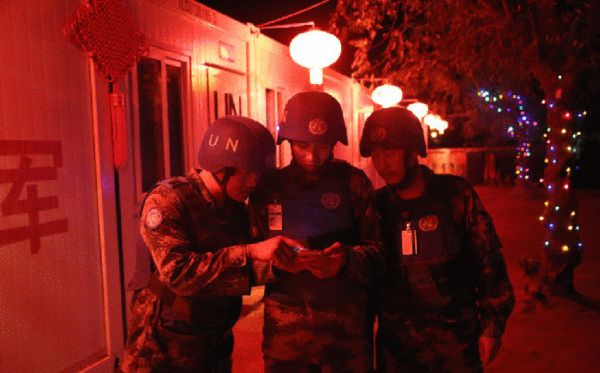 資料圖:維和部隊官兵用微信向家人拜年。