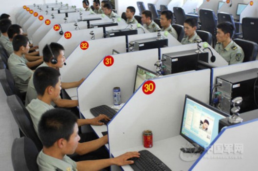 資料圖:我國軍人在軍營局域網上學習。