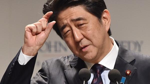 對日本來說,是否加入亞投行是一個令人糾結(jié)的問題。31日上午,日本內(nèi)閣會議后,是否加入亞投行成為記者會上被問及最多的問題。日本內(nèi)閣官房長官菅義偉稱,“日本在今天這個時間點上參加是不可能的!痹31日上午的眾議院財務(wù)金融委員會上,日本副首相兼財政大臣麻生太郎回答議員質(zhì)詢時稱:“日本有可能會被要求出很多資金,考慮到融資可能無法收回的擔(dān)憂,不得不采取極其慎重的態(tài)度!