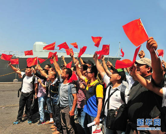 資料圖:海軍接護首批撤離人員。