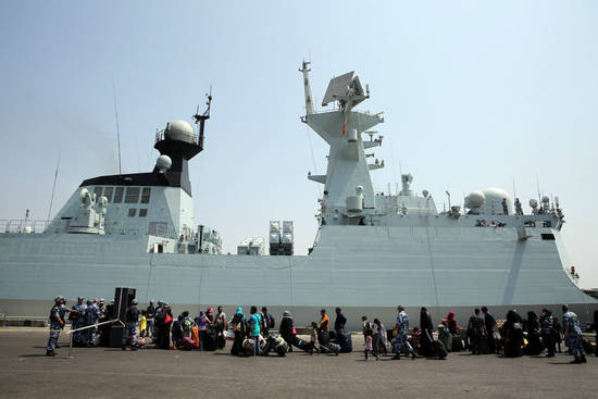 圖為4月2日,在也門亞丁港,外籍人員等待登上中國海軍臨沂艦。