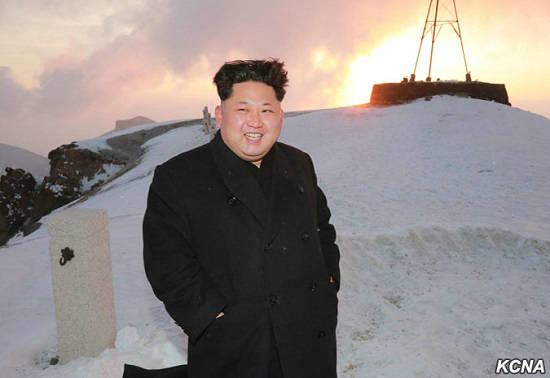 原文配圖:朝鮮最高領導人金正恩于當地時間18日凌晨與朝鮮人民戰斗飛行員白頭山地區革命戰跡地參觀學習行軍隊員一起登上白頭山。