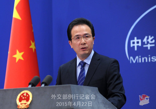 原文配圖:洪磊主持例行記者會。
