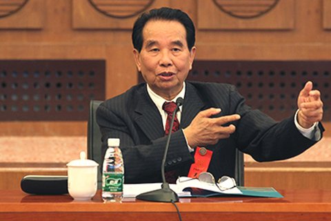 吳官正與老同學(xué)們親切交談。圖/清華新聞網(wǎng)
