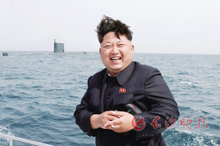 朝鮮戰略潛艇近期成功進行了彈道導彈水下試驗發射。朝鮮最高領導人金正恩觀摩了試射過程。