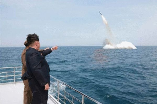 資料圖: 朝中社9日報道,朝鮮戰略潛艇水下成功試射彈道導彈。朝鮮最高領導人金正恩觀摩了試射。