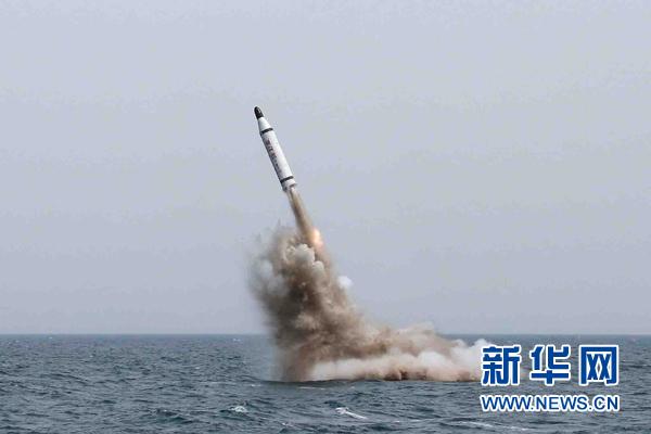 資料圖: 朝中社9日報道,朝鮮戰略潛艇水下成功試射彈道導彈。朝鮮最高領導人金正恩觀摩了試射。