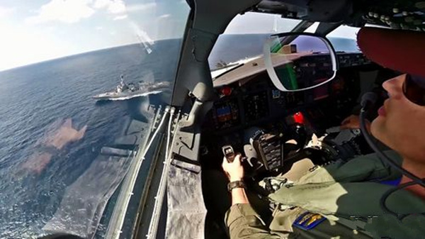 資料圖:美軍網站公布視頻截圖,美國P-8A巡邏機近距離觀察中國驅逐艦。