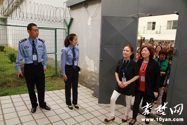 (秦楚網)在高墻內搭起“講臺”,由服刑人員當“教員”,黨員干部及其配偶到監獄做“學生”接受警示教育—近日,湖北省十堰市70余名重權在握的市直部門“一把手”及其配偶分別走進市看守所警示教育基地“監區”體驗,聆聽落馬官員“現身說法”,感受“高墻下”與“鐵窗內”的人生落差,領悟“貪廉一念間,悲喜兩重天”的真諦。