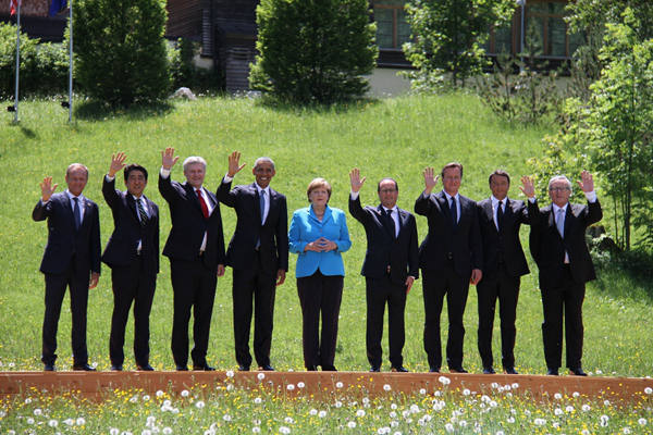 G7峰會宣言點名批評俄羅斯,稱只要新明斯克協(xié)議得不到徹底履行,就將繼續(xù)對俄制裁。歐洲理事會主席圖斯克稱:“如果有人想要提起改變對俄羅斯的制裁政策,那只能是關(guān)于加強制裁的討論。”圖為G7峰會領(lǐng)導(dǎo)人合影