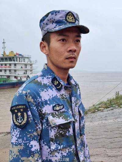 資料圖:讓出裝備救人的官東