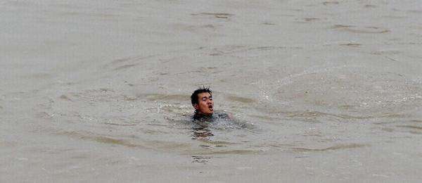 資料圖:海軍潛水員關(guān)東正在救人。