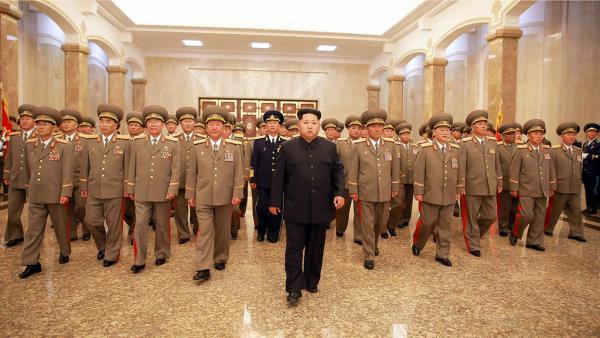 原文配圖:當地時間2015年7月8日,朝鮮平壤,朝鮮最高領導人金正恩率領朝軍高層參謁錦繡山太陽宮,紀念朝鮮已故領導人金日成逝世21周年。