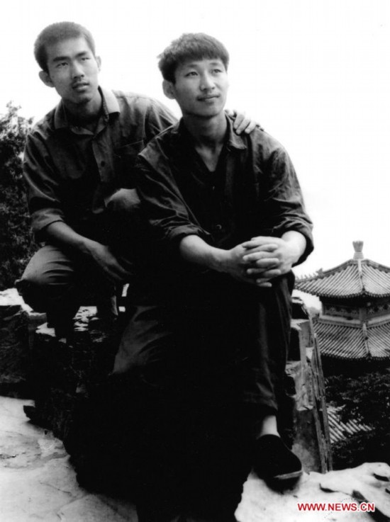 1977年,讀大學(xué)時的習(xí)近平(右)。來源:新華網(wǎng)