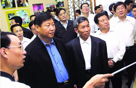 2006年6月,時任浙江省委書記習(xí)近平(左二)觀看鄭九萬事跡圖片展。來源:浙江在線