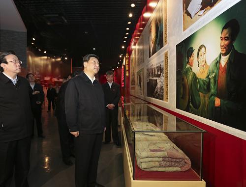 2014年3月17日至18日,中共中央總書記、國家主席、中央軍委主席習(xí)近平在河南省蘭考縣調(diào)研指導(dǎo)黨的群眾路線教育實踐活動。這是3月17日,習(xí)近平參觀焦裕祿同志紀(jì)念館。新華社記者 丁林?jǐn)z