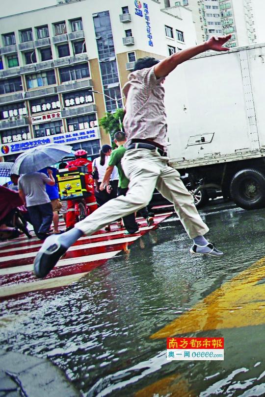 深圳出現(xiàn)大面積強(qiáng)降雨 全市30處“喝多了”