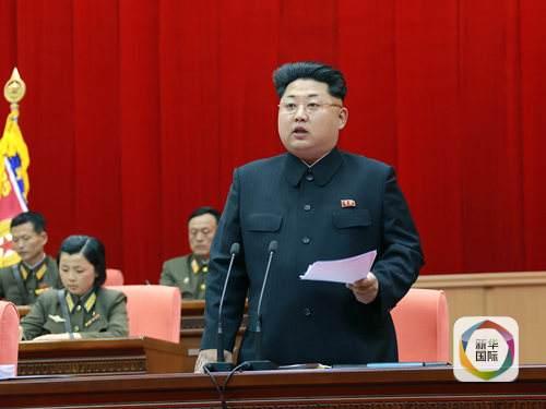 原文配圖:朝中社26日報道,朝鮮最高領導人金正恩25日在平壤舉行的的第四次老兵大會上發表演講,向朝鮮人民軍烈士和中國人民志愿軍烈士表達崇高敬意。