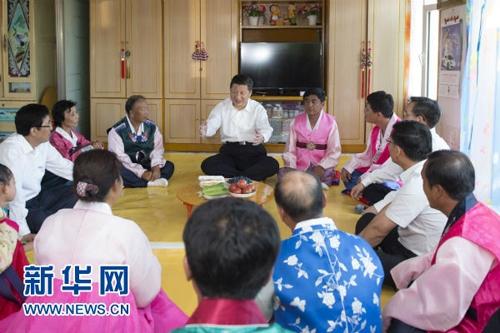 7月16日,習近平在延邊朝鮮族自治州和龍市東城鎮光東村農戶家中同村民們親切交談。 圖片來源于新華網