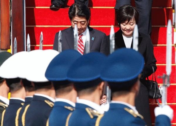 資料圖:安倍晉三攜夫人訪華。