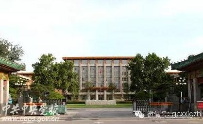 “校名碑”移到校園內后
