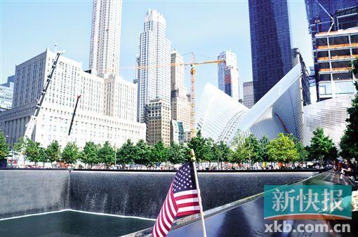 “9·11”遺址,水池邊上多了一面美國國旗,一名男子指著水池邊上的名字對身旁的孩子說,“這些人都是英雄。”