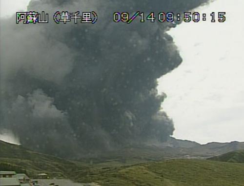 日本阿蘇山噴發濃煙升騰3600米 噴發規模罕見