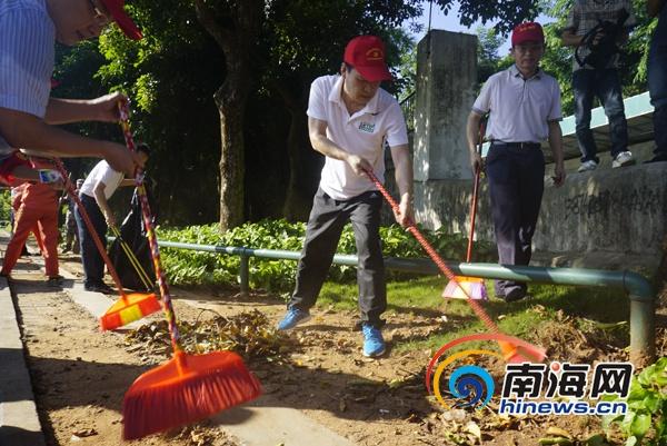 海口市委書記上街掃地:我們才掃一會就汗流浹背