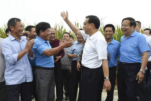李克強和農民在一起的“三重身份”