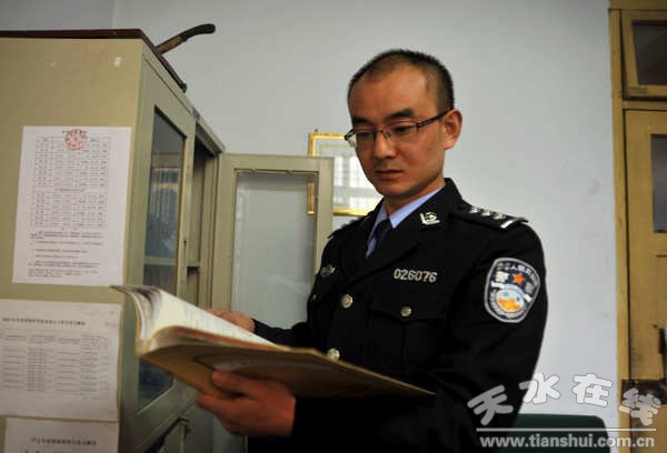 十佳平安衛士宮育新.jpg