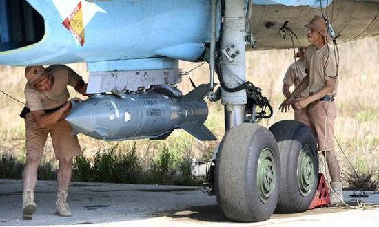 圖為俄軍蘇-34戰斗機正在掛載KAB-500S-E衛星制導炸彈。