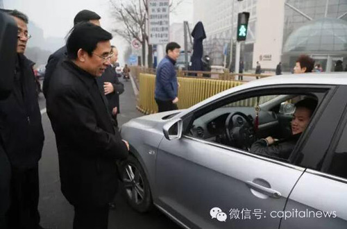 車行經過豐盛胡同一處工地,王安順要求下車檢查。工地大門緊鎖,敲門也無人應答,直到透過門縫看到工地已經完全停工,大家才放心離去。在宣武醫院神經科學研究所工地,建工集團項目負責人報告,工地已經停工。王安順掀開綠色防塵網,查看覆蓋是否嚴密,又詢問停工后工人如何安置。王安順指出,在落實重污染應對措施方面,大型國企應作出表率,政府也要研究相應措施,解決企業的實際困難。