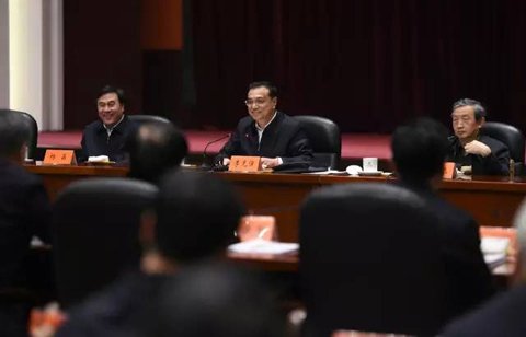 1月4日,李克強(qiáng)在太原主持召開(kāi)鋼鐵煤炭行業(yè)化解過(guò)剩產(chǎn)能、實(shí)現(xiàn)脫困發(fā)展工作座談會(huì)。 1月4日,李克強(qiáng)在太原主持召開(kāi)鋼鐵煤炭行業(yè)化解過(guò)剩產(chǎn)能、實(shí)現(xiàn)脫困發(fā)展工作座談會(huì)。