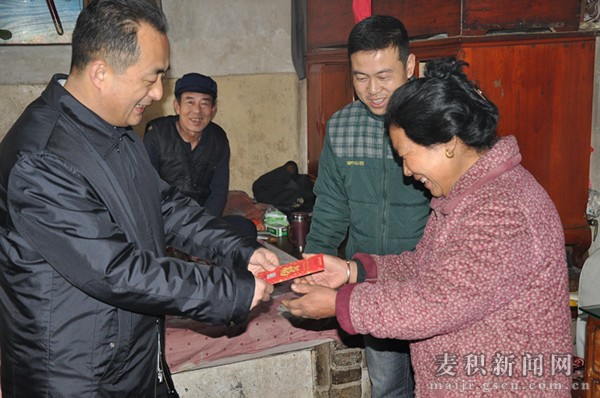 成少平為胡繼忠送去春節慰問金.jpg 成少平為胡繼忠送去春節慰問金.jpg