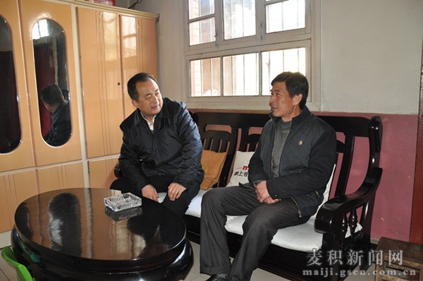 成少平與聯系戶武興旺拉家常詢問了解有關情況.jpg 成少平與聯系戶武興旺拉家常詢問了解有關情況.jpg