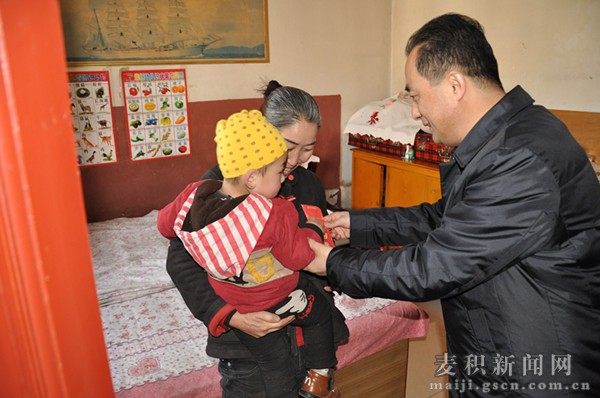 成少平為武興旺送去春節慰問金.jpg 成少平為武興旺送去春節慰問金.jpg