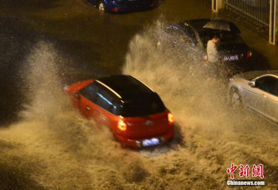 4月24日晚,福州突下大暴雨,市區許多路段積水成災,給市民出行帶來很大困擾。 中新社記者 王東明 攝