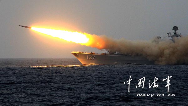 在我海軍編隊與俄羅斯展開聯合登陸演習的同時,我海軍東海艦隊和部分北海、南海艦隊以及空軍作戰兵力共同在東海海空域展開了聯合大規模實兵對抗演練,這次演習中有上百艘艦艇、數十架飛機、以及空中、岸基兵力參加。演習中發射了各型導彈、魚雷近百枚,發射各類炮彈、干擾彈數百發。圖為演習現場。