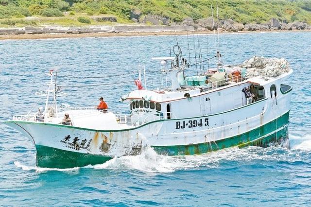屏東籍東圣吉十六號(圖)船長潘建鵬10日出航前往沖之鳥礁捕魚,但出港不久因機件故障返航。(圖片來源:臺灣《聯合報》)