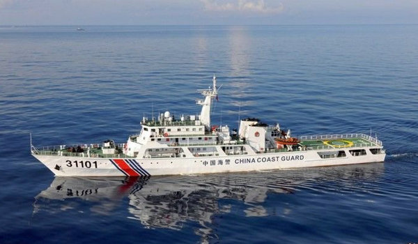 海警31101船是原邊防海警噸位最大、科技含量最高、裝備最先進的千噸級邊防巡邏艦“浦東艦”,總長92.59米,型寬12米,滿載排水量1617.5噸,設有直升機庫平臺甲板,裝備有艦載摩托艇和艦炮、機槍、水炮等先進的武器系統。圖為搭載疑似機關炮裝置的