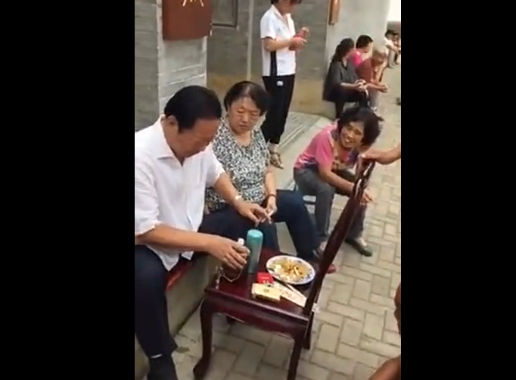 這個(gè)省委書記驚著大家了,坐水泥地喝幾十塊白酒